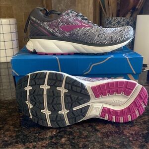 Brooks Women's Ghost 11 Running Shoes NIB